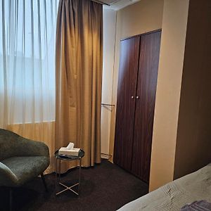 Zimmer mit zwei Einzelbetten und mit Stadtblick